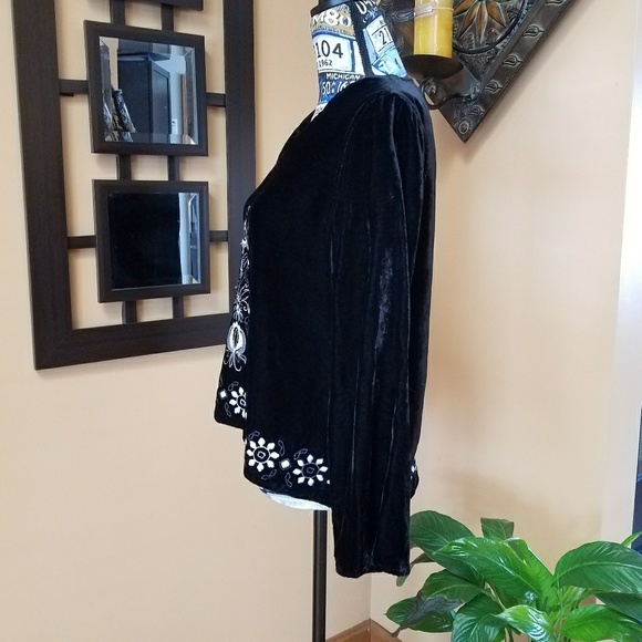 BLACK CRUSHED VELVET TOP WHITE FLORAL EMBROIDERY - Picture 7 of 8